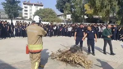Antakya’da öğrenci ve öğretmenlere yangın eğitimi verildi