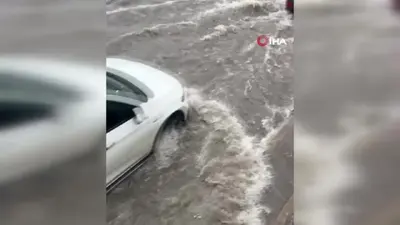 Diyarbakır’da sağanak yağışla alt geçitler suyla doldu, sürücüler zor anlar yaşadı