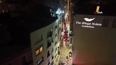 Beyoğlu’nda 6 katlı binanın çatısında korkutan yangın