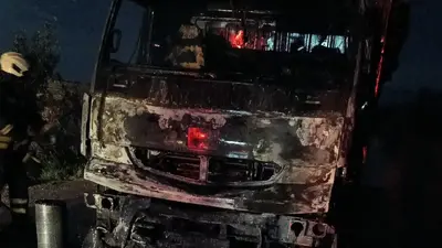 Vezirköprü’de odun yüklü kamyonda yangın çıktı
