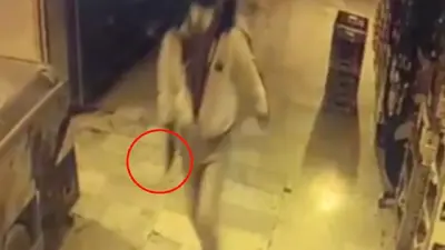 Küçükçekmece’de bir şahsa silahlı saldırı düzenlendi, şüpheliler kıskıvrak yakalandı