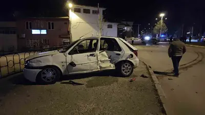 Isparta’da otomobiller kavşakta çarpıştı: 3 yaralı
