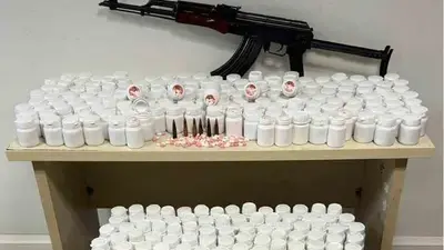 İzmir’de bir evden binlerce uyuşturucu hap ve kalaşnikof ele geçirildi