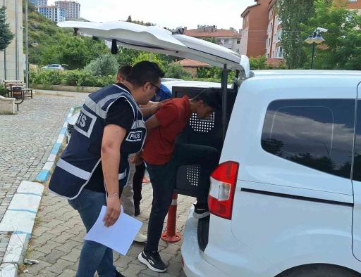Ağına d&uuml;ş&uuml;rd&uuml;ğ&uuml; vatandaşı 1,5 milyon TL dolandıran ş&uuml;pheli polisten ka&ccedil;amadı
