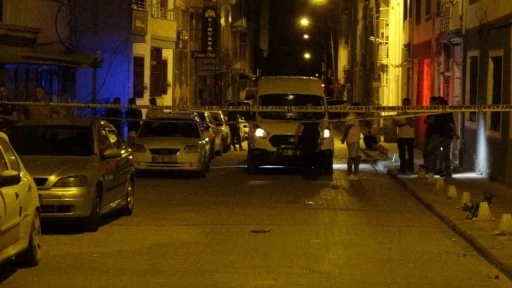 Ağır hasarlı binanın &ccedil;atısından d&uuml;şen kişi hayatını kaybetti
