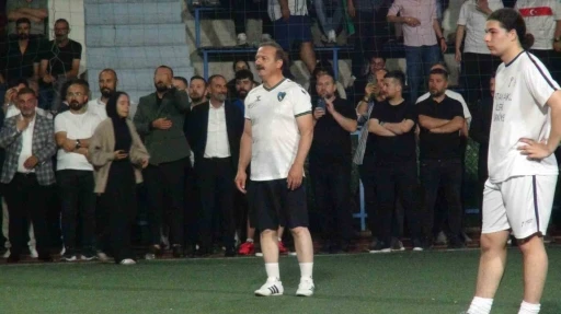 Ağıralioğlu, halı sahada maç yaptı, ortaya renkli görüntüler çıktı
