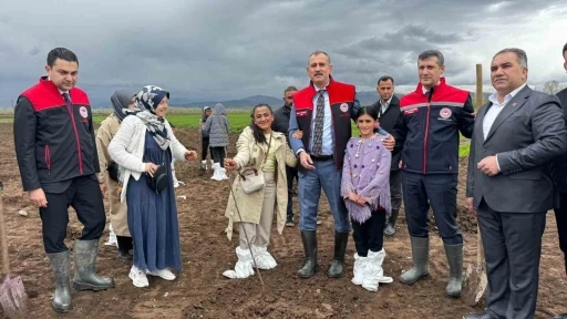 Ağrı&rsquo;da 2 bin 500 &ccedil;ift&ccedil;iye 50 bin meyve fidanı dağıtıldı
