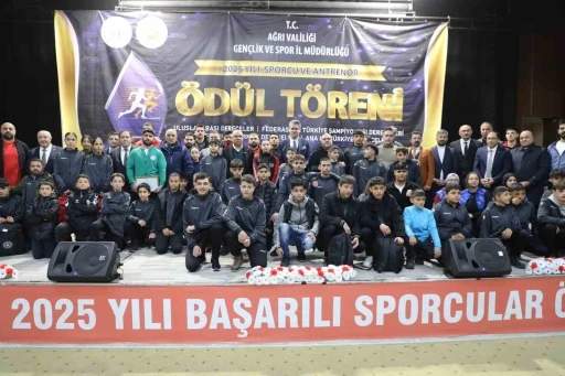 Ağrı&rsquo;da 2025 yılı sporcu ve antren&ouml;r &ouml;d&uuml;l t&ouml;reni yapıldı

