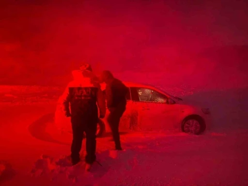 Ağrı&rsquo;da AFAD ekipleri mahsur kalan vatandaşlara ulaştı
