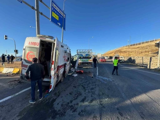 Ağrı’da ambulans kamyonetle çarpıştı: 2’si ağır 7 yaralı
