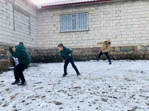 Ağrı&rsquo;da &ccedil;ocuklar karın tadını &ccedil;ıkardı
