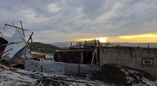 Ağrı’da dolu ve şiddetli rüzgar bir evin çatısını uçurdu
