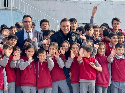 Ağrı&rsquo;da emniyet personelinden minik y&uuml;reklere kışlık bot
