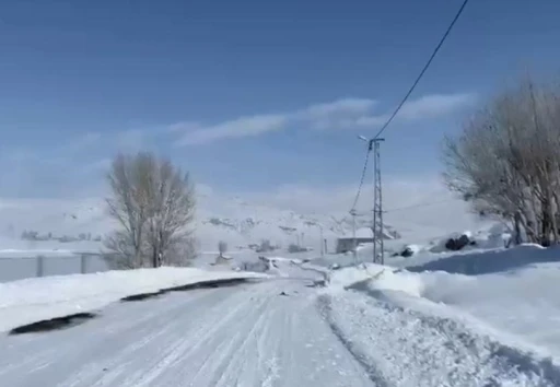 Ağrı&rsquo;da etkili olan kar yağışı kenti beyaza boyadı
