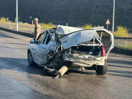 Ağrı&rsquo;da freni tutmayan kamyonet kırmızı ışıkta duran otomobile &ccedil;arptı: 2 yaralı
