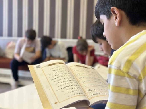 Ağrı&rsquo;da gen&ccedil;ler 15 Temmuz şehitleri i&ccedil;in Kur&rsquo;an-ı Kerim okudu
