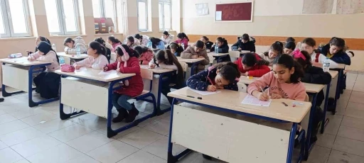Ağrı&rsquo;da ger&ccedil;ekleştirilen Siyer Yarışmasına y&uuml;zlerce kişi katıldı
