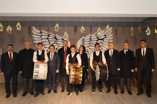 Ağrı&rsquo;da geri d&ouml;n&uuml;ş&uuml;mle hayat bulan restoran iftar sofrasıyla s&uuml;slendi
