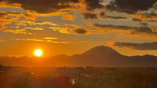 Ağrı&rsquo;da g&uuml;n batımı g&ouml;rsel ş&ouml;len sundu

