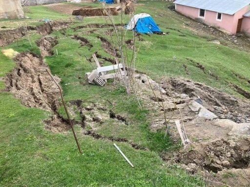 Ağrı&rsquo;da heyelan evlerin &ccedil;evresinde yarıklar oluşturdu
