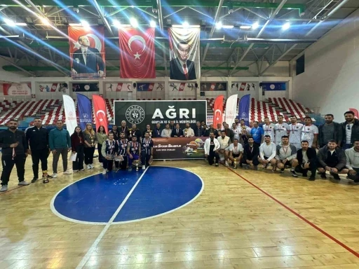 Ağrı’da Kamu Spor Oyunları Finalleri ve &quot;İpucu&quot; tiyatro oyunu ilgi gördü
