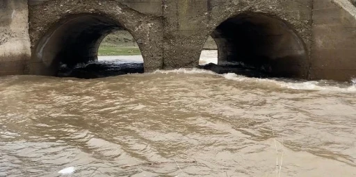 Ağrı&rsquo;da kar suyu dereleri coşturdu
