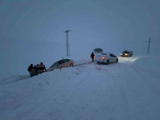Ağrı&rsquo;da kar ve fırtınada mahsur kalan vatandaşları ekipler kurtardı
