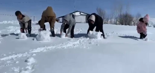 Ağrı&rsquo;da kar yağdı, &ccedil;ocuklar doyasıya eğlendi

