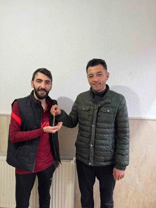 Ağrı’da kaybolan altın bileklik jandarma personeli tarafından sahibine teslim edildi
