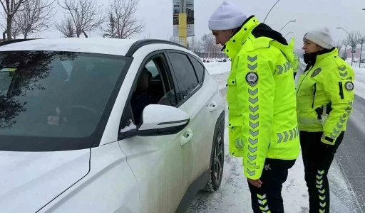 Ağrı&rsquo;da kış şartlarına y&ouml;nelik trafik denetimleri s&uuml;rd&uuml;r&uuml;l&uuml;yor
