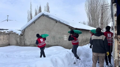 Ağrı&rsquo;da Kızılay&rsquo;dan ihtiya&ccedil; sahiplerine k&ouml;m&uuml;r yardımı
