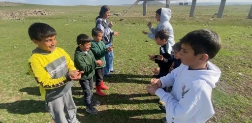 Ağrı&rsquo;da k&ouml;y &ccedil;ocukları geleneksel oyunlarla b&uuml;y&uuml;yor
