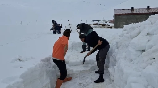 Ağrı&rsquo;da k&ouml;yl&uuml;ler sel riskine karşı karı k&uuml;rekle yararak su yolu a&ccedil;tı
