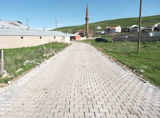 Ağrı’da Kumlugeçit köyünde kilit parke taşı çalışması
