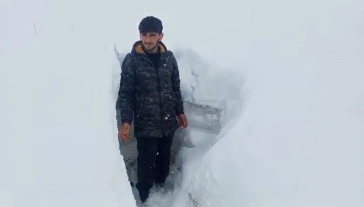 Ağrı&rsquo;da Nisan ayında etkili olan kar kalınlığı insan boyunu aştı

