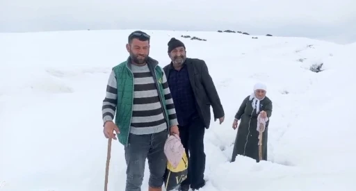 Ağrı&rsquo;da Nisan karı k&ouml;y yollarını kapattı
