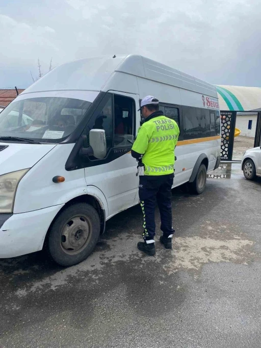 Ağrı’da öğrenci servislerine güvenlik denetimi: 114 araç kontrol edildi
