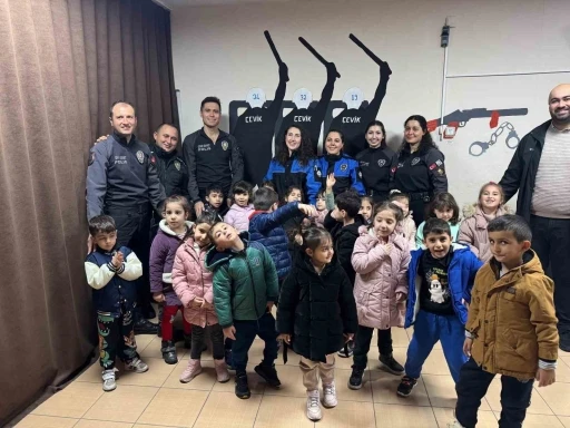 Ağrı’da öğrencilerden polis teşkilatına anlamlı ziyaret
