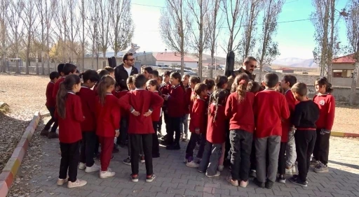 Ağrı’da öğretmenler kırsal bölgelerde öğrencileri müzikle buluşturuyor

