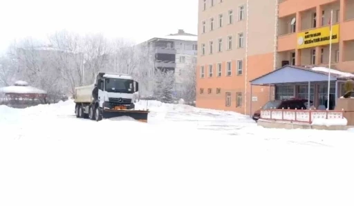 Ağrı&rsquo;da okullar ikinci d&ouml;nem &ouml;ncesi kar temizleme &ccedil;alışmalarıyla hazırlandı
