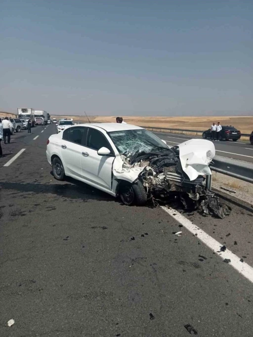 Ağrı’da otomobil traktöre çarptı: 2 yaralı
