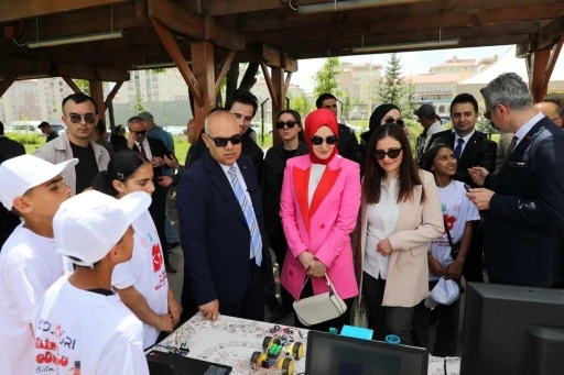 Ağrı’da &quot;Geleneksel Bilim Dolu Günler&quot; bilim şenliği büyük bir coşkuyla başladı
