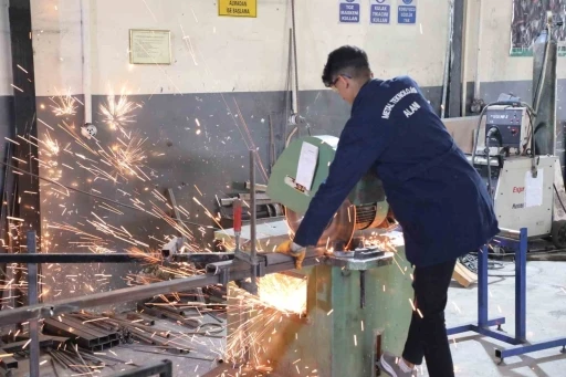 Ağrı&rsquo;da "Maarifin Kalbinde Marifetli Gen&ccedil;lik" etkinlikleri kapsamında &ouml;ğrenciler meslek &ouml;ğreniyor
