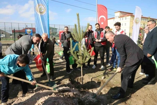 Ağrı’da &quot;Türkiye Yeşeriyor, Gazze Güçleniyor&quot; projesi kapsamında fidanlar toprakla buluşturuldu
