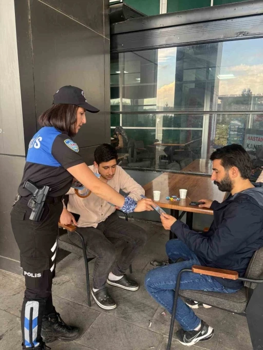 Ağrı&rsquo;da sağlık &ccedil;alışanları ve vatandaşlara Hayat 112 uygulaması tanıtıldı
