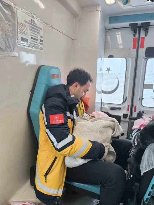 Ağrı&rsquo;da sağlık ekipleri evde doğuma yetişti
