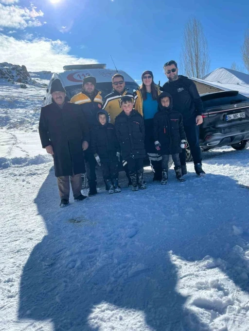 Ağrı&rsquo;da sağlık ekipleri, kar ve tipiye rağmen hastalara ulaştı
