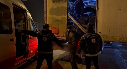 Ağrı&rsquo;da tır dorsesinde 14 d&uuml;zensiz g&ouml;&ccedil;men yakalandı
