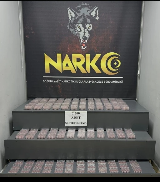 Ağrı’da tırda yüklü miktarda sentetik ecza yakalandı
