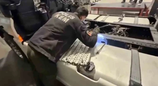 Ağrı&rsquo;da uyuşturucu operasyonu: 1 kilo 220 gram skunk ele ge&ccedil;irildi
